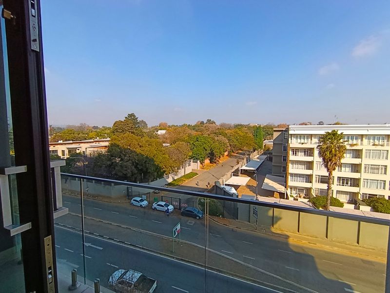 Upmarket 1 bedroom unit in the prestigious Melrose Arch Precinct - Photo 4