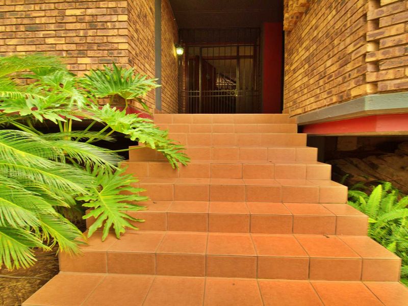 Triple Storey 6 Bedroom House, 4 Bathroom, 4 Garage House - Photo 6