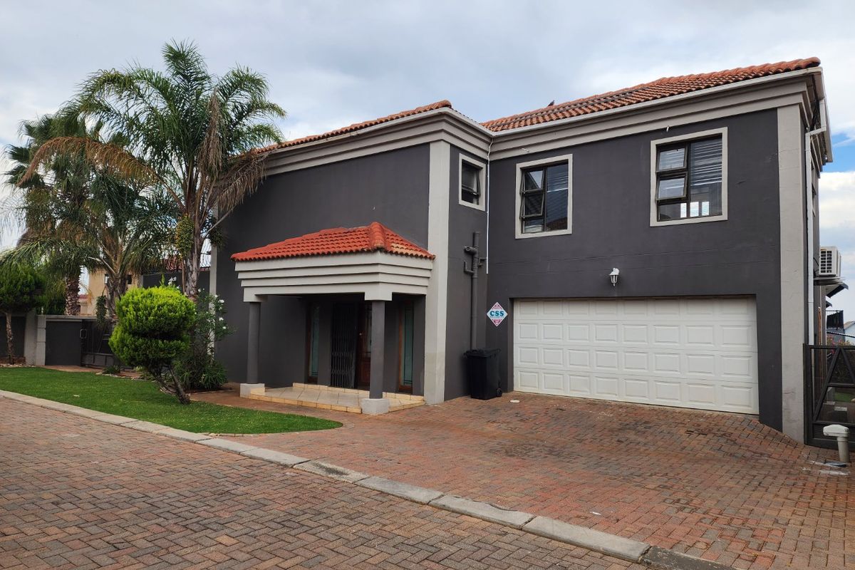 5 Bedroom - Double Story Townhouse in Complex for Sale in Doringkruin - Photo 3