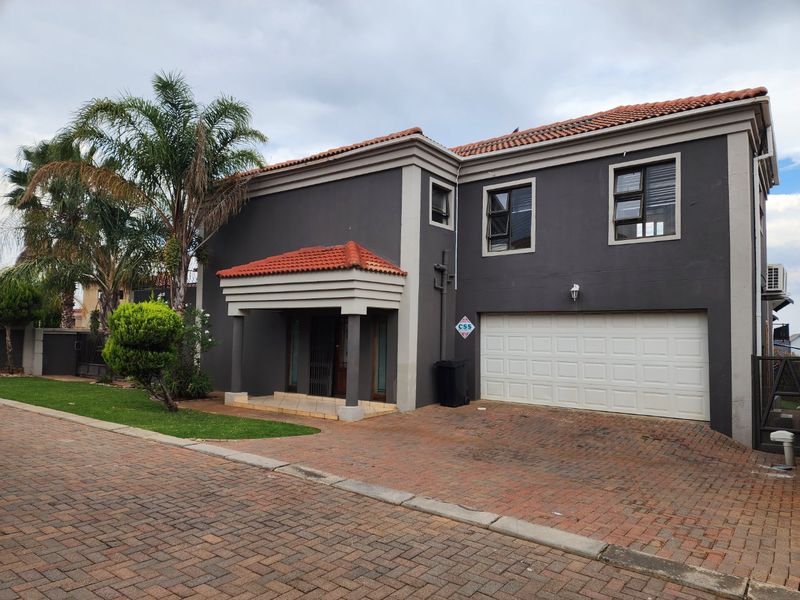 5 Bedroom - Double Story Townhouse in Complex for Sale in Doringkruin - Photo 3