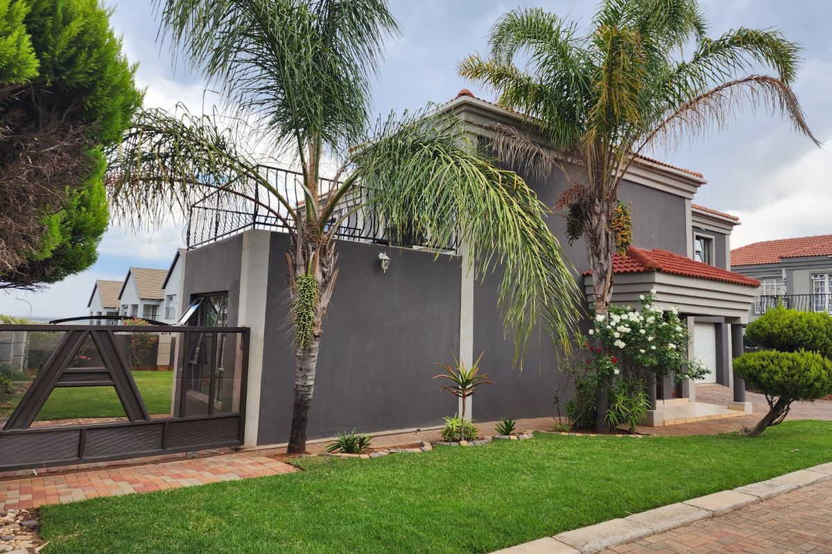 5 Bedroom - Double Story Townhouse in Complex for Sale in Doringkruin - Photo 2