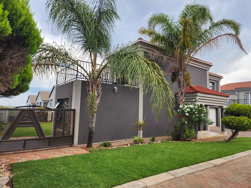 5 Bedroom - Double Story Townhouse in Complex for Sale in Doringkruin - Photo 2