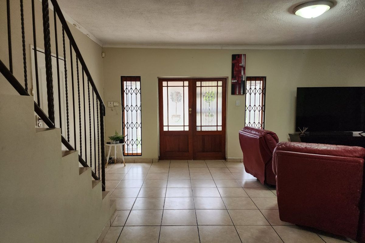 5 Bedroom - Double Story Townhouse in Complex for Sale in Doringkruin - Photo 5