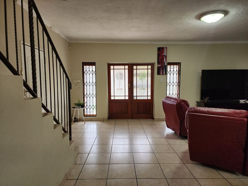 5 Bedroom - Double Story Townhouse in Complex for Sale in Doringkruin - Photo 5