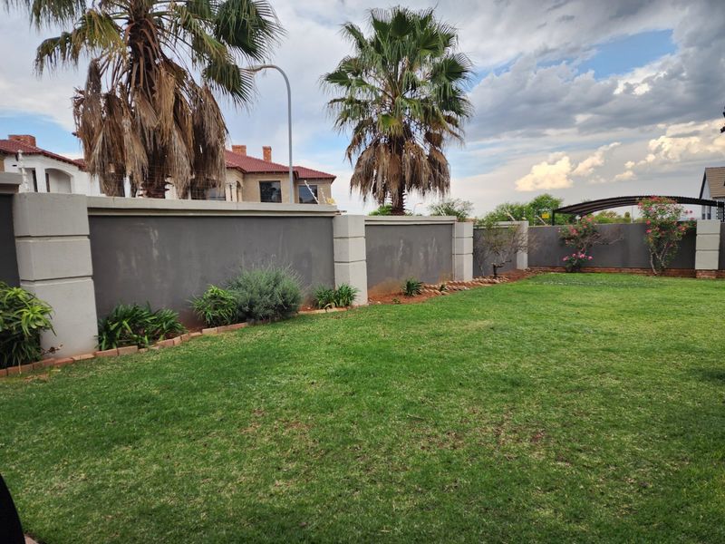 5 Bedroom - Double Story Townhouse in Complex for Sale in Doringkruin - Photo 9