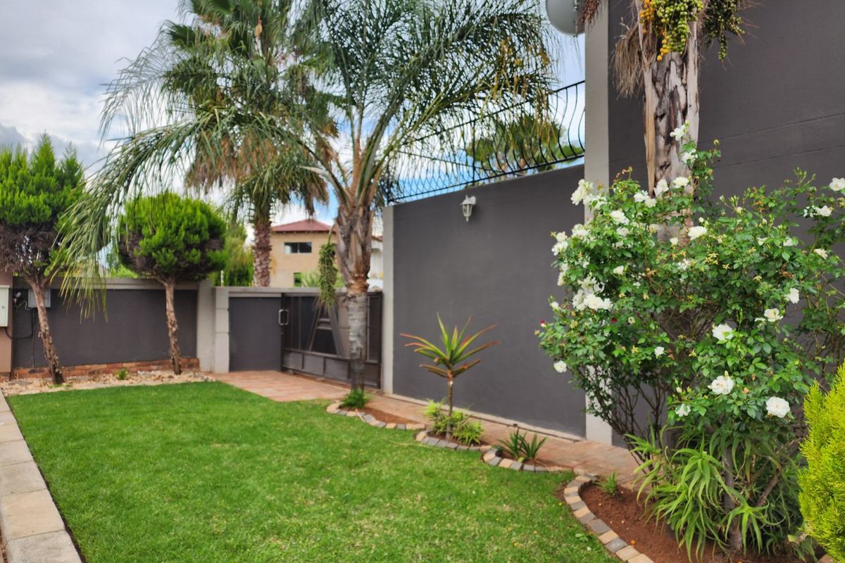 5 Bedroom - Double Story Townhouse in Complex for Sale in Doringkruin - Photo 4