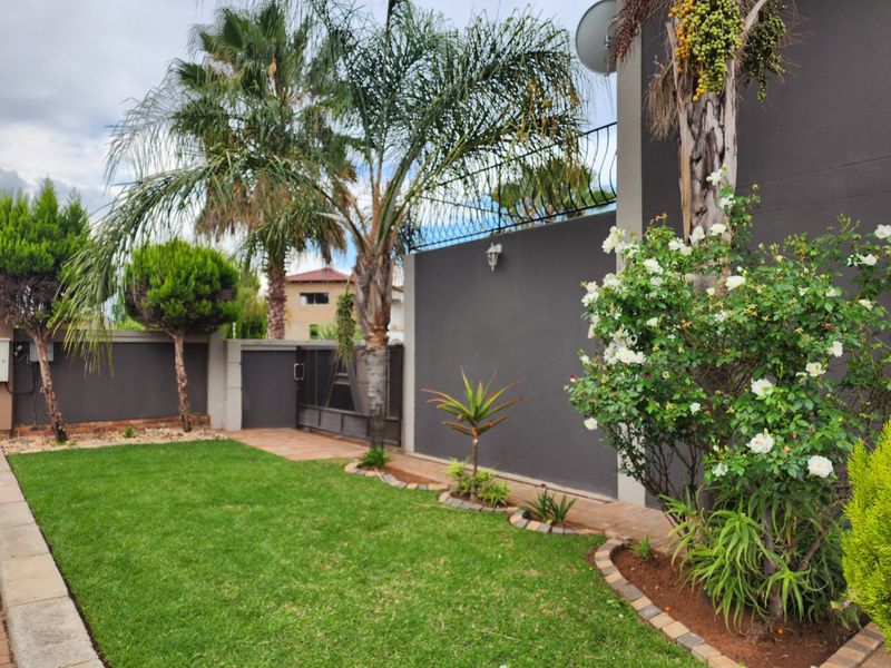 5 Bedroom - Double Story Townhouse in Complex for Sale in Doringkruin - Photo 4