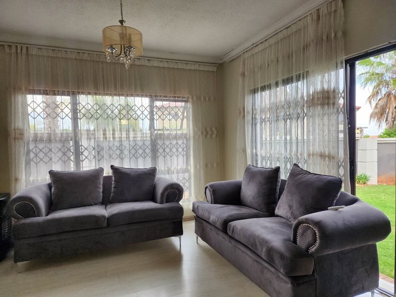 5 Bedroom - Double Story Townhouse in Complex for Sale in Doringkruin - Photo 8