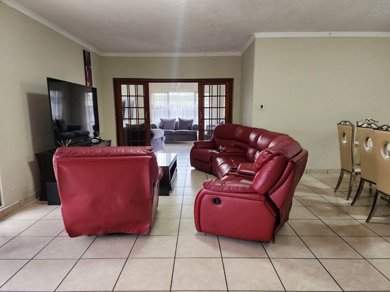 5 Bedroom - Double Story Townhouse in Complex for Sale in Doringkruin - Photo 6