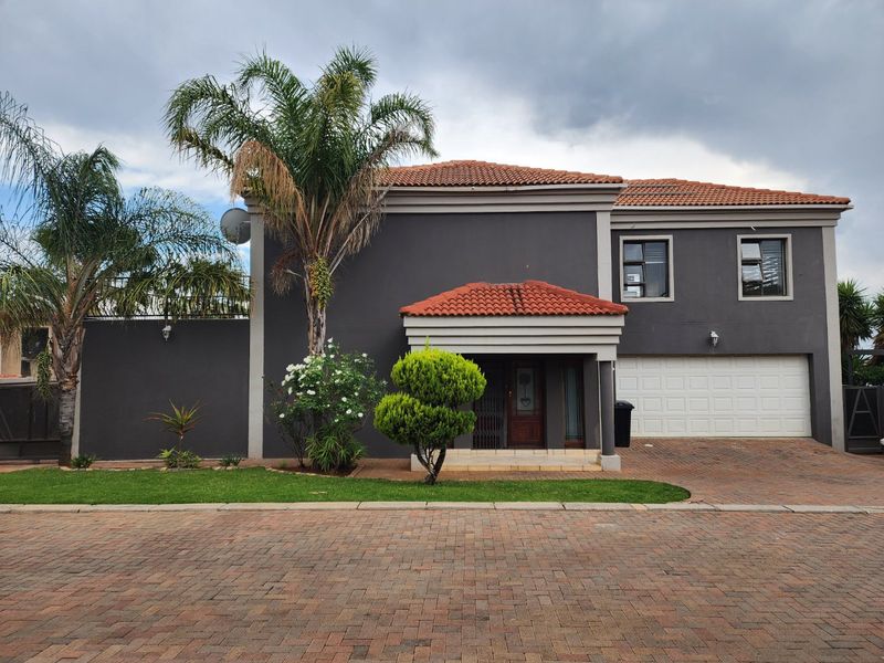 5 Bedroom - Double Story Townhouse in Complex for Sale in Doringkruin - Photo 1