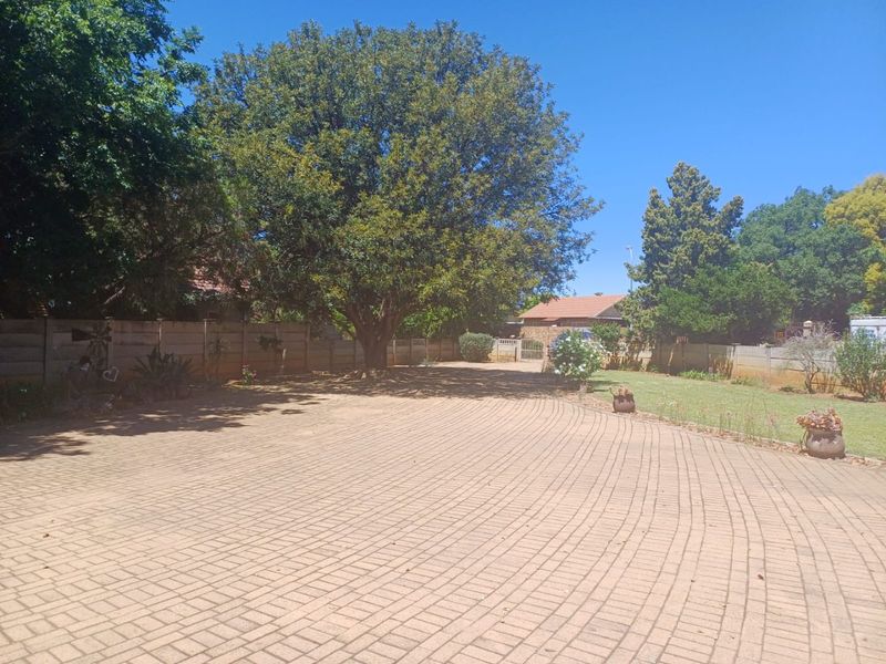 Spacious Family Haven for Sale in Meiringspark Ext 4, Klerksdorp - Photo 3