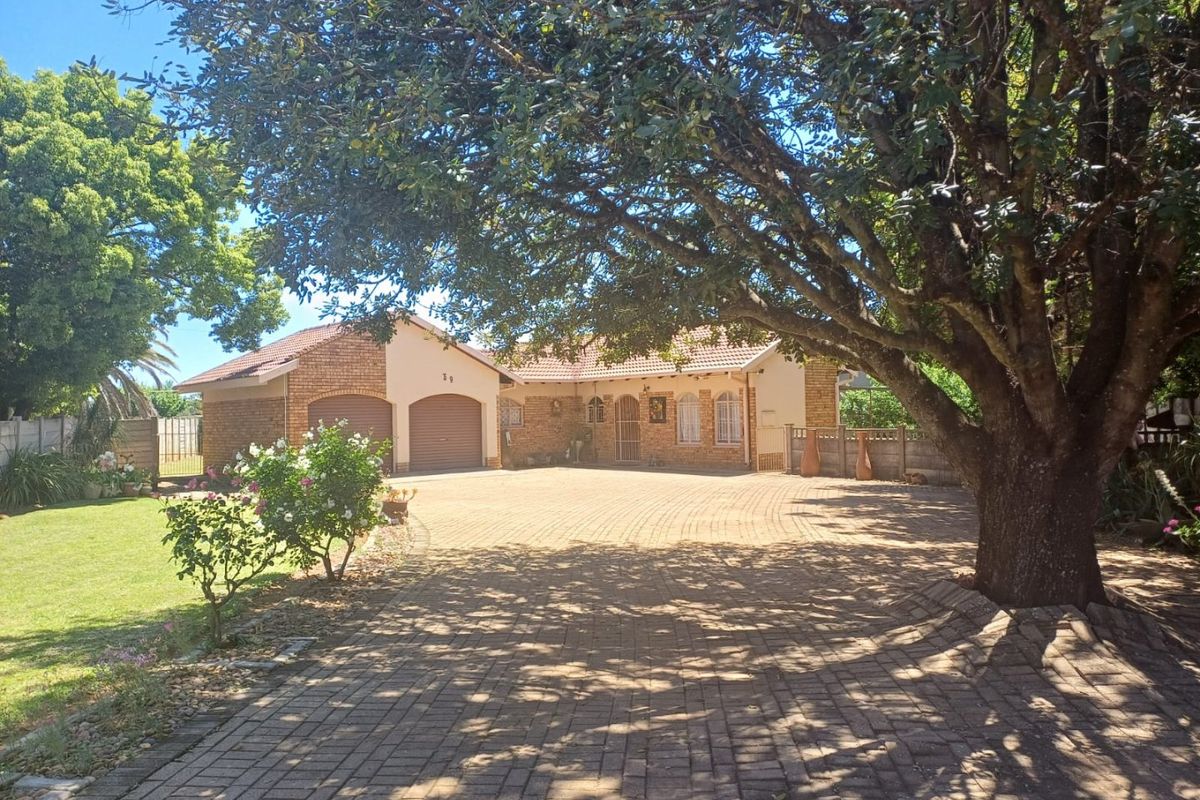 Spacious Family Haven for Sale in Meiringspark Ext 4, Klerksdorp - Photo 2