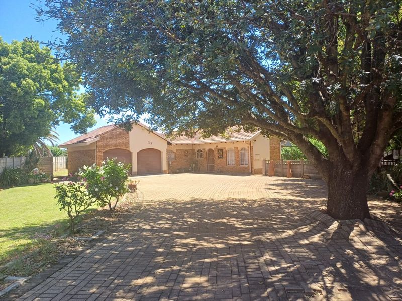 Spacious Family Haven for Sale in Meiringspark Ext 4, Klerksdorp - Photo 2