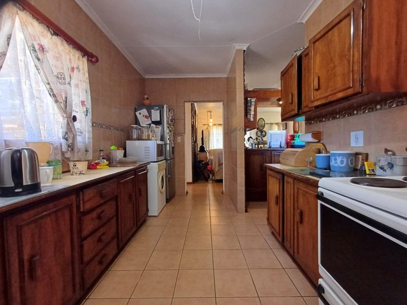 Spacious Family Haven for Sale in Meiringspark Ext 4, Klerksdorp - Photo 10