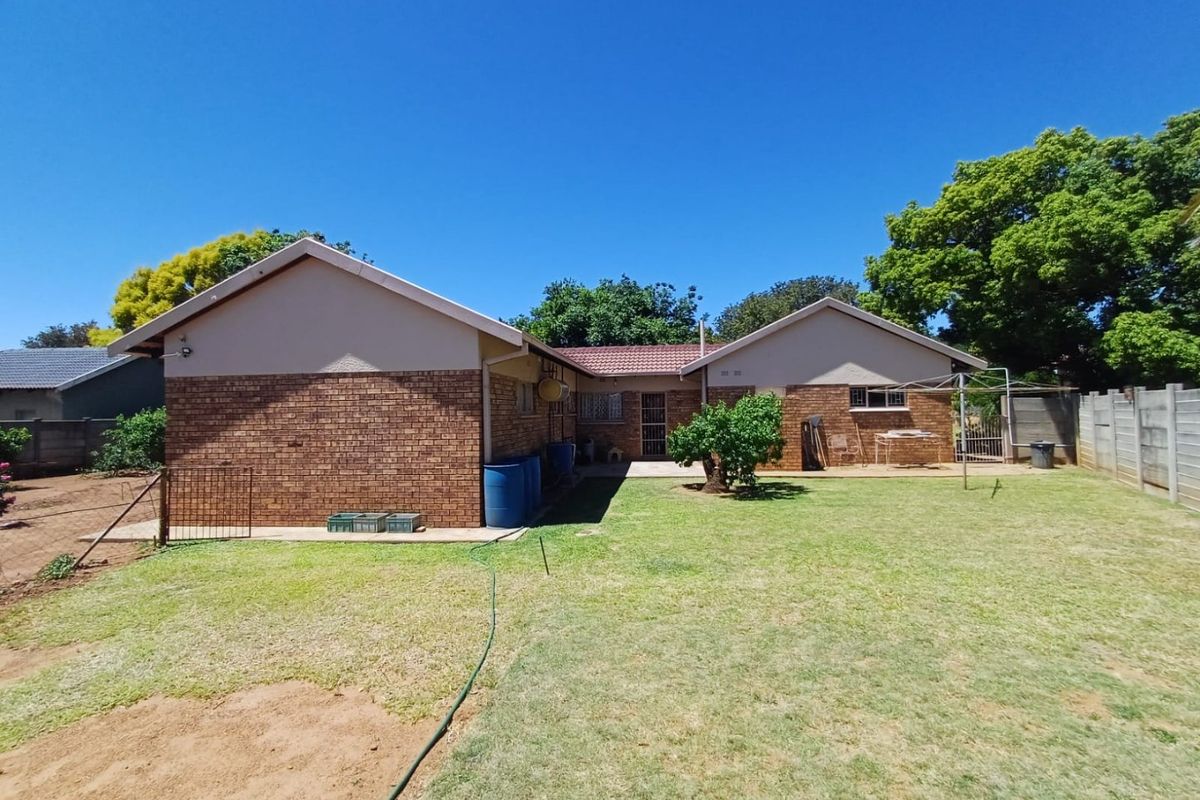 Spacious Family Haven for Sale in Meiringspark Ext 4, Klerksdorp - Photo 5