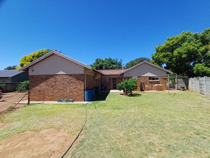 Spacious Family Haven for Sale in Meiringspark Ext 4, Klerksdorp - Photo 5