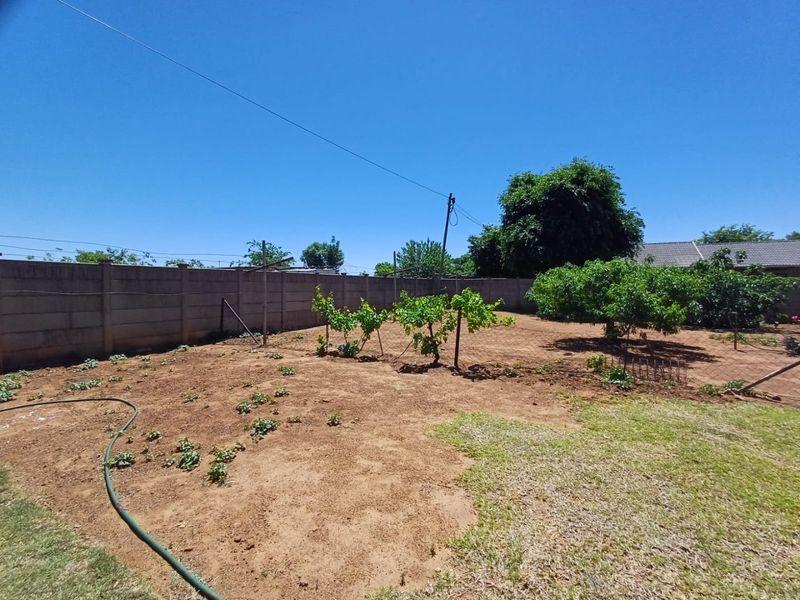 Spacious Family Haven for Sale in Meiringspark Ext 4, Klerksdorp - Photo 7