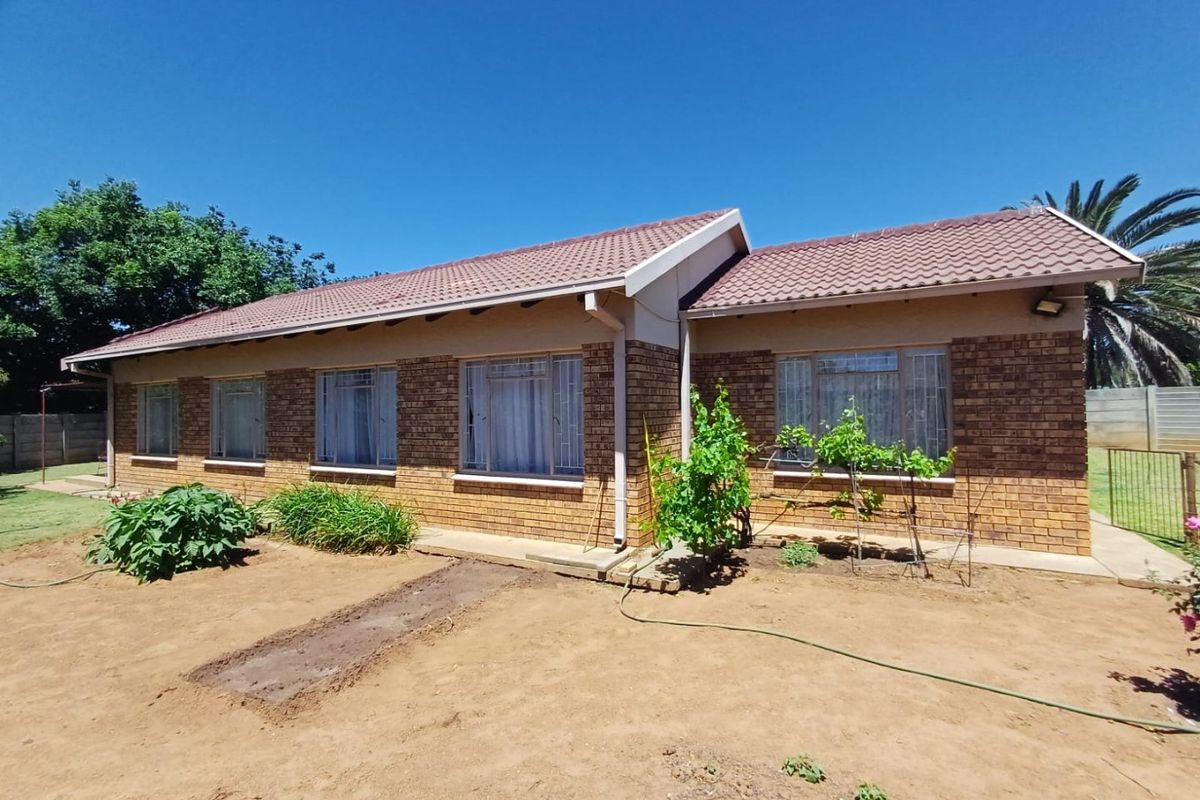 Spacious Family Haven for Sale in Meiringspark Ext 4, Klerksdorp - Photo 4