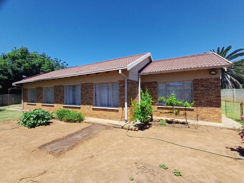 Spacious Family Haven for Sale in Meiringspark Ext 4, Klerksdorp - Photo 4