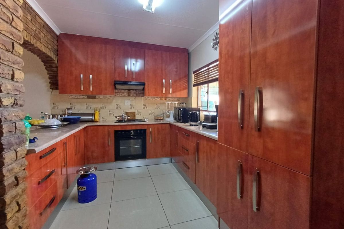 Charming Family Home for Sale in Meiringspark Ext 4, Klerksdorp - Photo 5