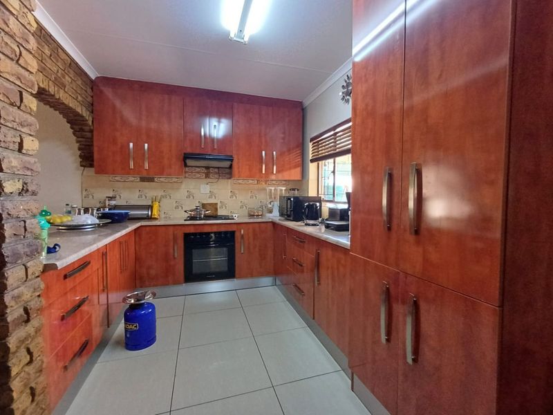Charming Family Home for Sale in Meiringspark Ext 4, Klerksdorp - Photo 5