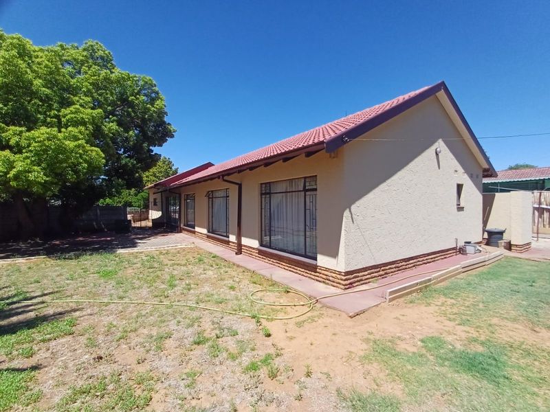 Charming Family Home for Sale in Meiringspark Ext 4, Klerksdorp - Photo 2