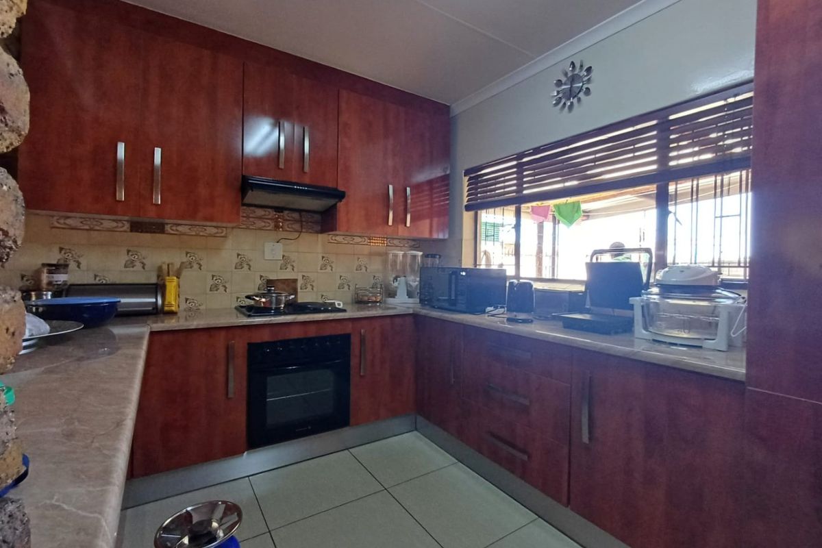 Charming Family Home for Sale in Meiringspark Ext 4, Klerksdorp - Photo 4
