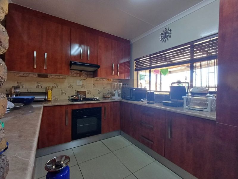 Charming Family Home for Sale in Meiringspark Ext 4, Klerksdorp - Photo 4