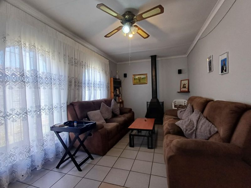 Charming Family Home for Sale in Meiringspark Ext 4, Klerksdorp - Photo 9