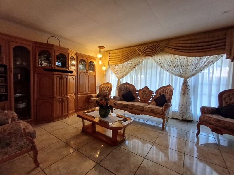 Charming Family Home for Sale in Meiringspark Ext 4, Klerksdorp - Photo 8