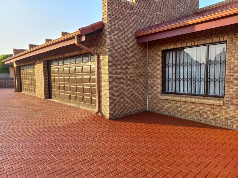 Luxurious 3 Bedroom Home with Underfloor Heating. - Photo 2