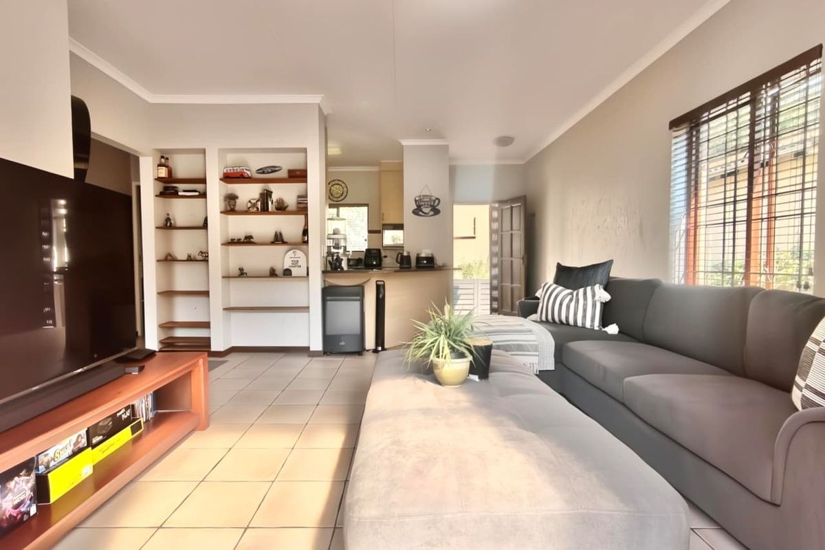 Peaceful Suburban Living – Douglasdale 2-Bedroom Stand-alone Gem with Private Garden - Photo 4