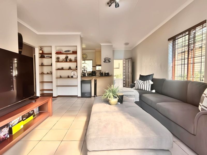 Peaceful Suburban Living – Douglasdale 2-Bedroom Stand-alone Gem with Private Garden - Photo 4