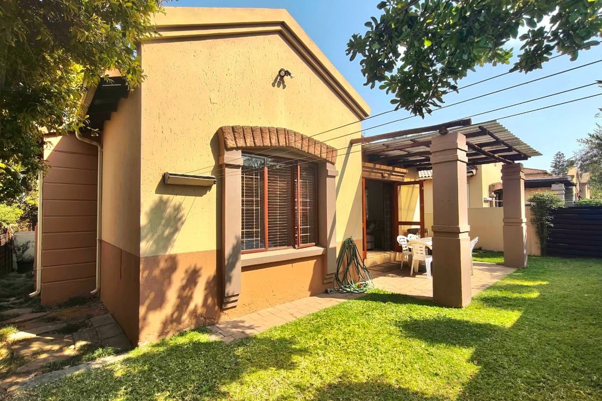Peaceful Suburban Living – Douglasdale 2-Bedroom Stand-alone Gem with Private Garden - Photo 3