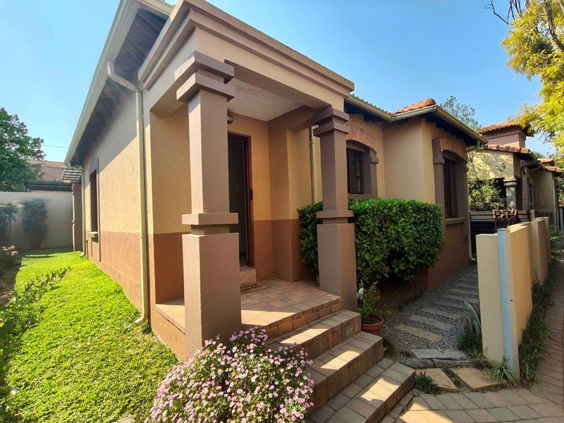 Peaceful Suburban Living – Douglasdale 2-Bedroom Stand-alone Gem with Private Garden - Photo 2