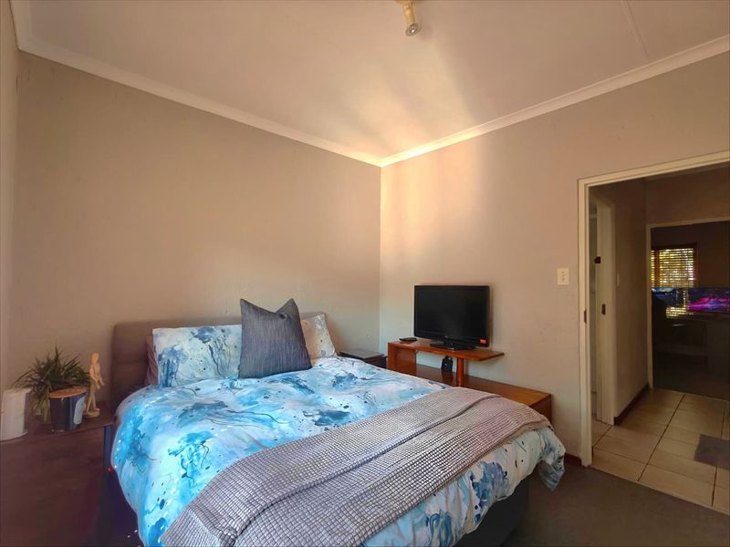 Peaceful Suburban Living – Douglasdale 2-Bedroom Stand-alone Gem with Private Garden - Photo 9