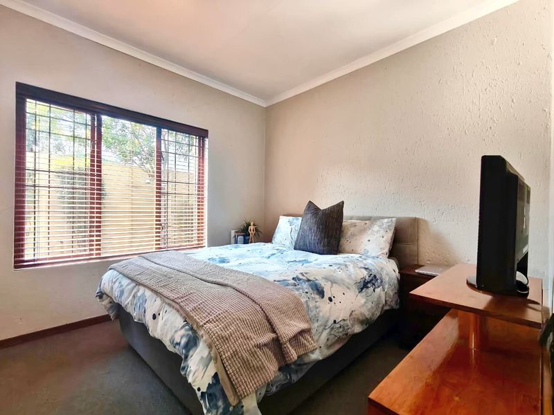 Peaceful Suburban Living – Douglasdale 2-Bedroom Stand-alone Gem with Private Garden - Photo 10