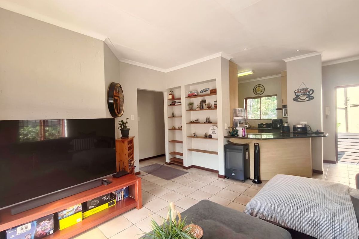 Peaceful Suburban Living – Douglasdale 2-Bedroom Stand-alone Gem with Private Garden - Photo 5