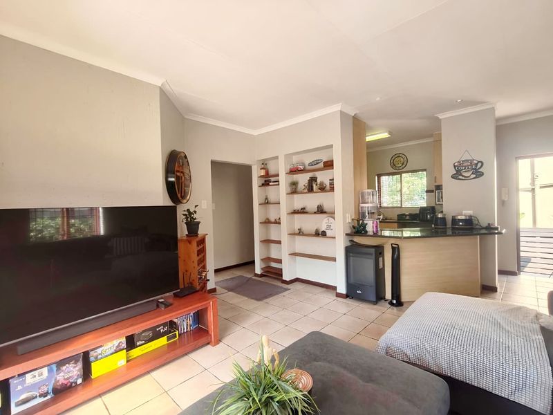 Peaceful Suburban Living – Douglasdale 2-Bedroom Stand-alone Gem with Private Garden - Photo 5