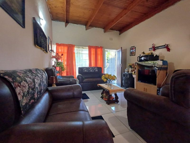 Modern 2-Bedroom Apartment for Sale in Declercqville, Klerksdorp - Photo 9