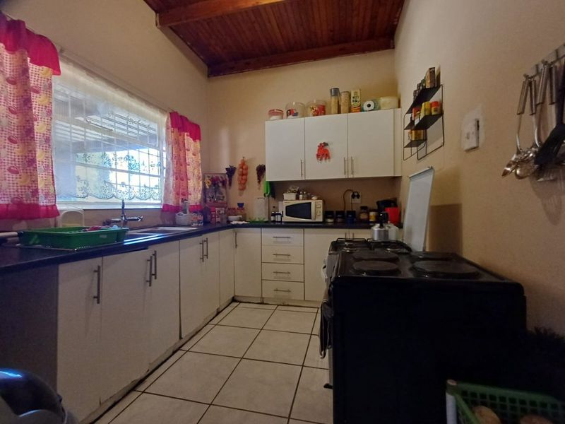Modern 2-Bedroom Apartment for Sale in Declercqville, Klerksdorp - Photo 6