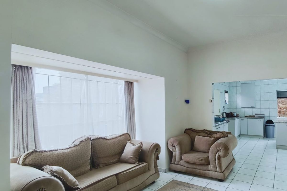 Spacious 4-Bedroom Family Home with Cottage in Prime Parkdene Location - Photo 5