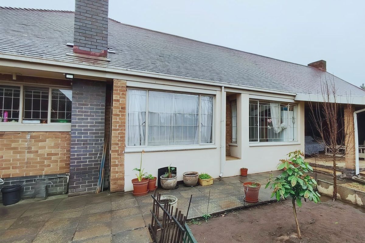 Spacious 4-Bedroom Family Home with Cottage in Prime Parkdene Location - Photo 3