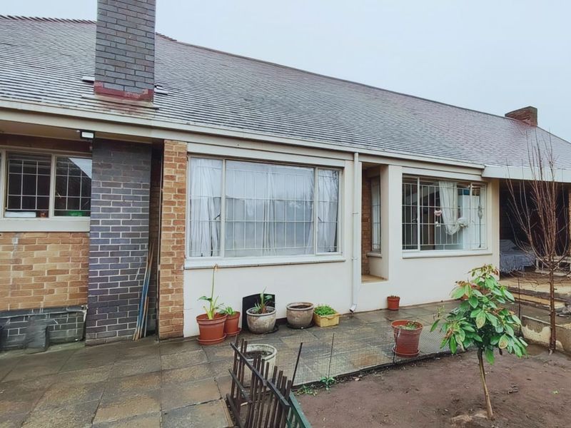 Spacious 4-Bedroom Family Home with Cottage in Prime Parkdene Location - Photo 3