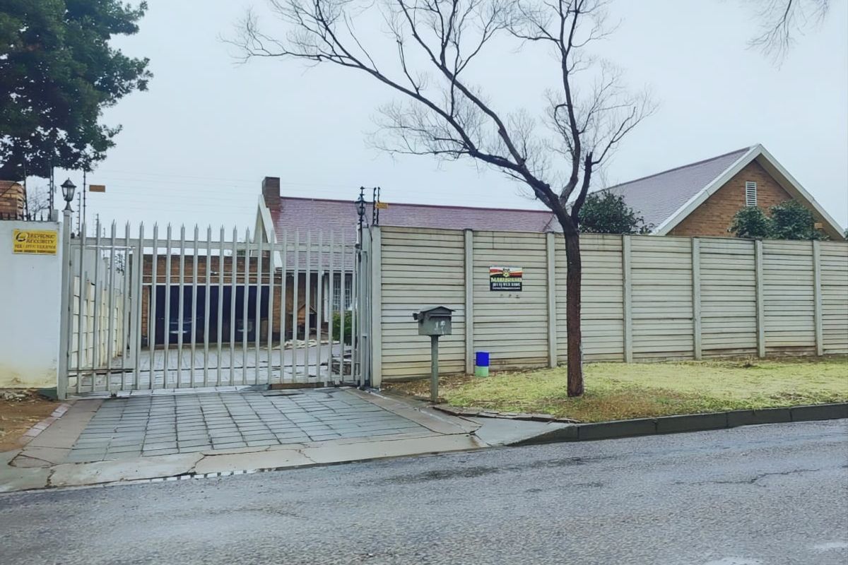 Spacious 4-Bedroom Family Home with Cottage in Prime Parkdene Location - Photo 2