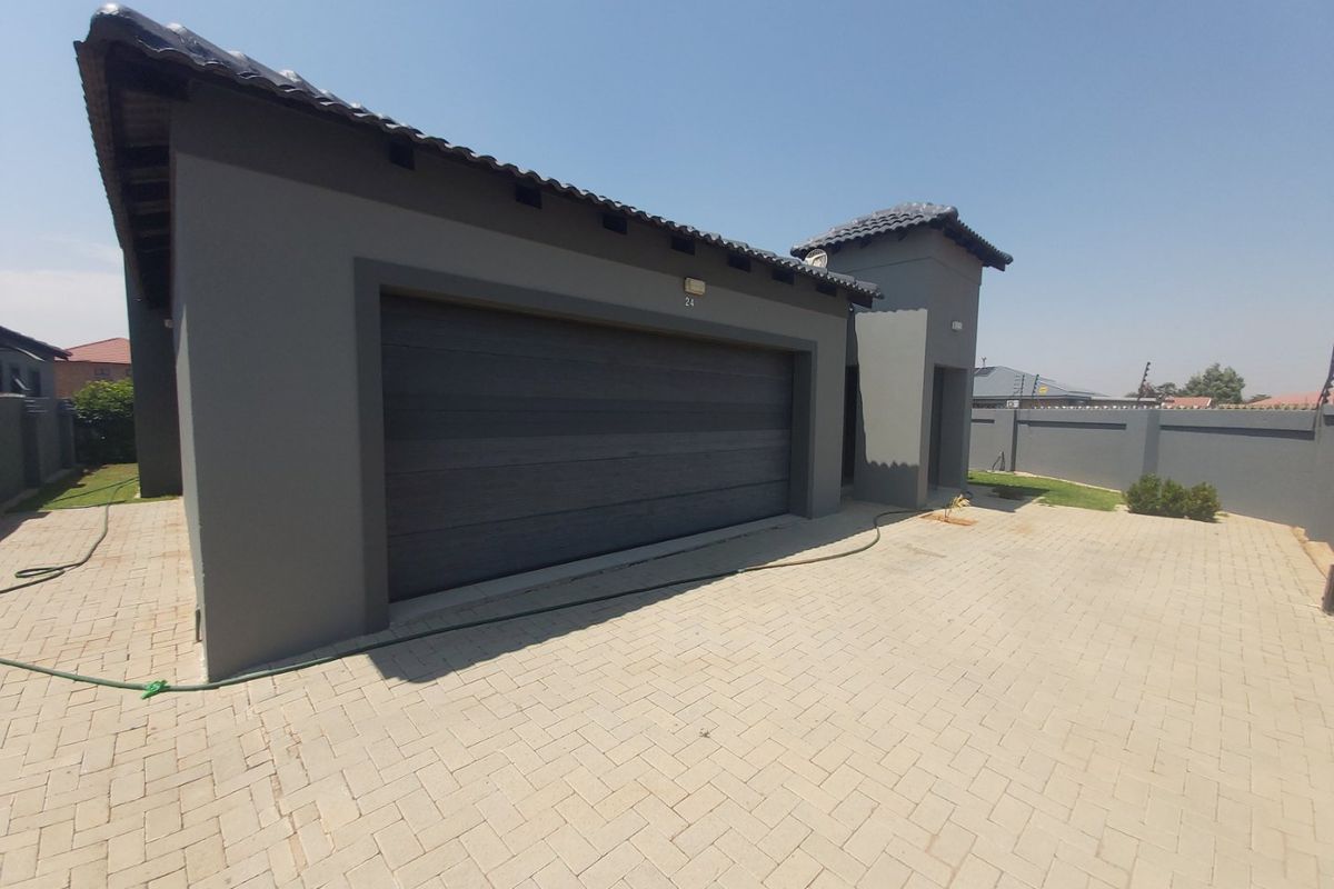 Neat Townhouse for sale in Flamwood. - Photo 2