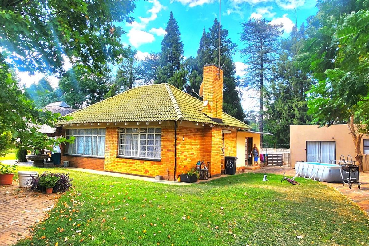 This spacious 3-bedroom home with a double garage and separate flat offers endless potential - Photo 3