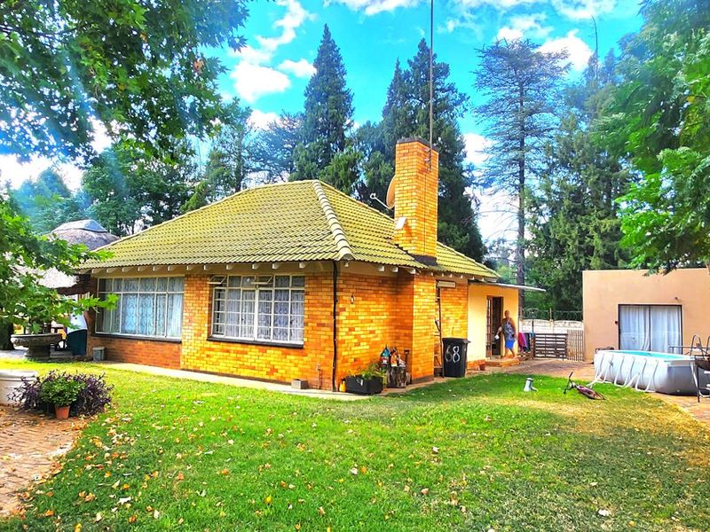 This spacious 3-bedroom home with a double garage and separate flat offers endless potential - Photo 3