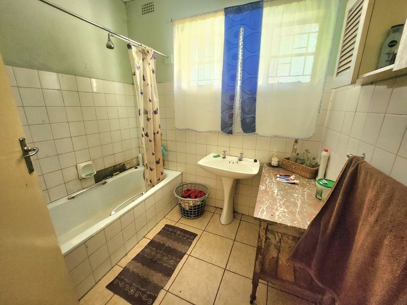 This spacious 3-bedroom home with a double garage and separate flat offers endless potential - Photo 10