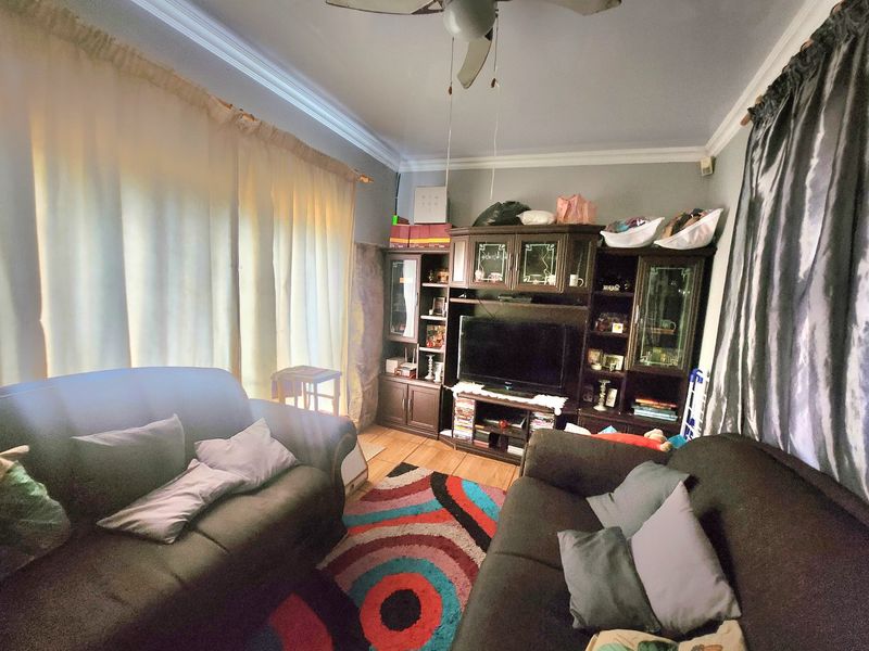 This spacious 3-bedroom home with a double garage and separate flat offers endless potential - Photo 8
